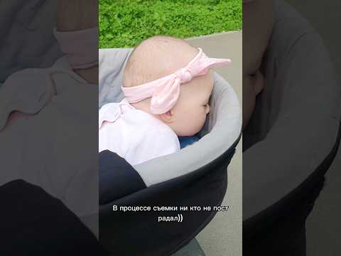 Тройняшки спят на