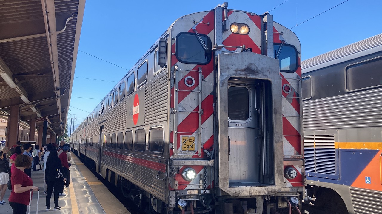 [RARE] Caltrain Arrives on Wrong Platform - YouTube