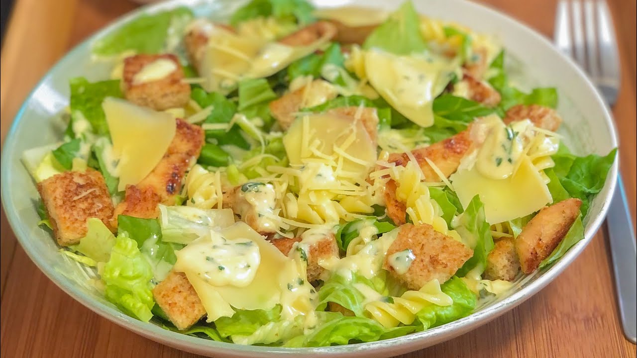 سلطة السيزر بالدجاج مع صلصة أكثر من رائعة 🥗 Salade césar au poulet goûteux et sauce maison