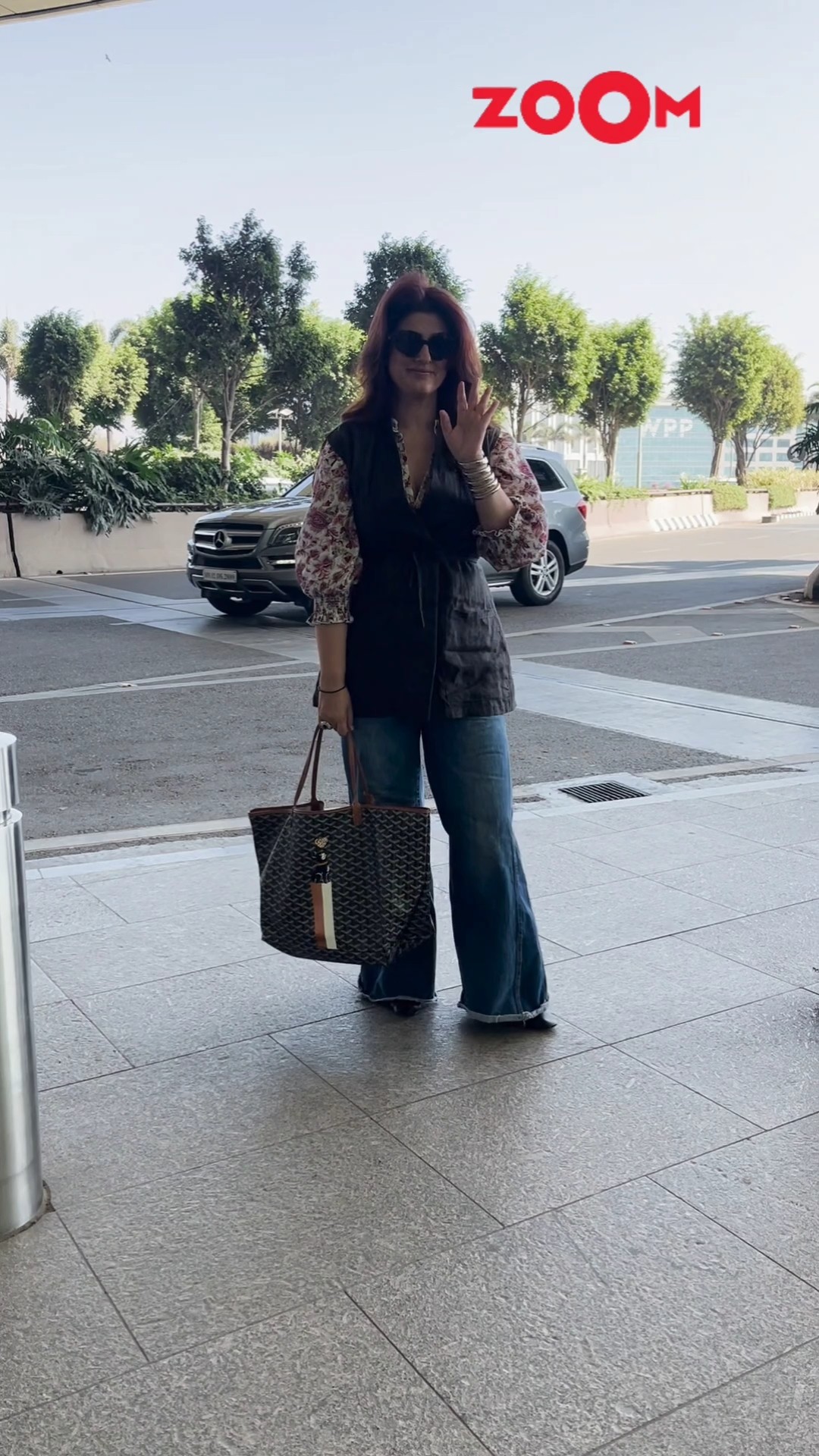 Twinkle Khanna’s subtle yet stylish AIRPORT look ? #twinlekhanna #shorts