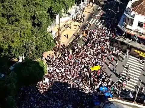 Estudantes do Colégio Pedro II protestando agora contra Bolsonaro