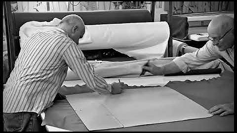 Nghệ nhân đóng ghế sofa tân cổ điển bọc da phong cách Italia