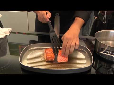 Видео рецепт Жареный лосось с винегретом