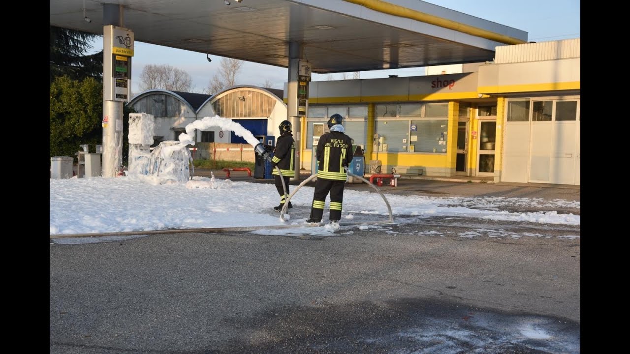 Vigevano, perdita di carburante da un distributore: intervengono i vigili del fuoco