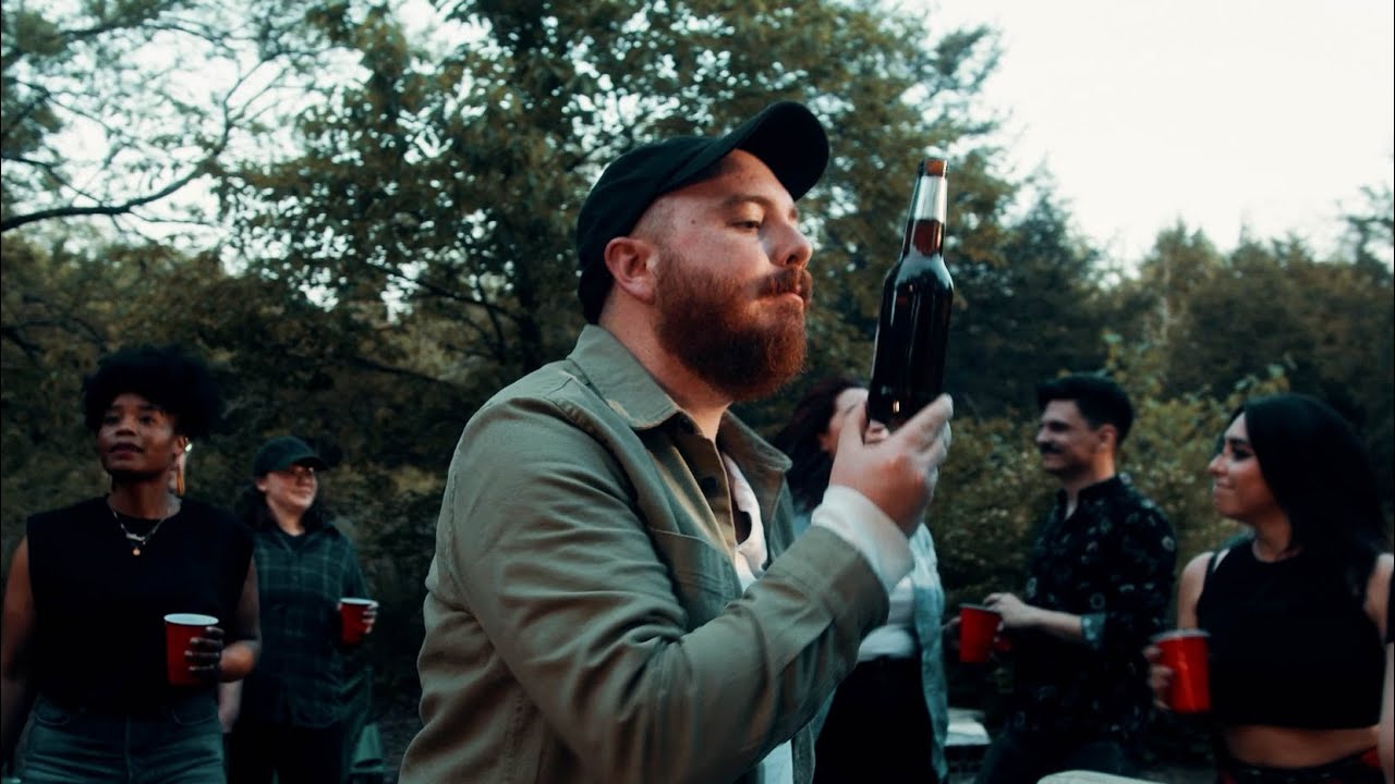 Alex Melton "Beer Never Broke My Heart" (Luke Combs Cover) (Official Music Video) akkoorden