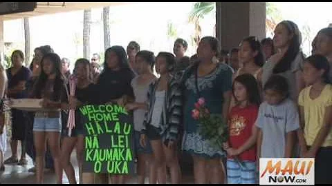Merrie Monarch Homecoming - Halau Na Lei Kaumaka O Uka - Kahului Airport - May 1, 2011