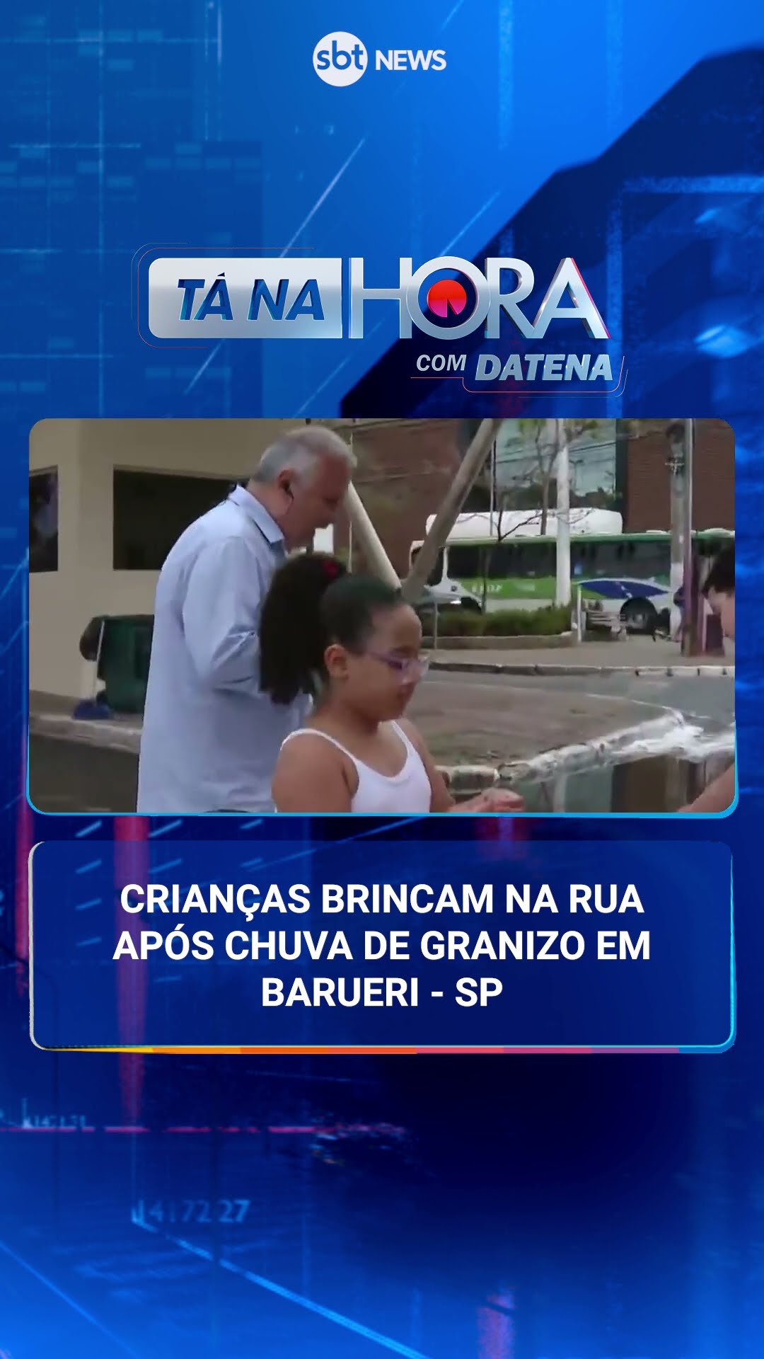Crianças brincam com gelo após temporal de granizo em Barueri na Grande São Paulo