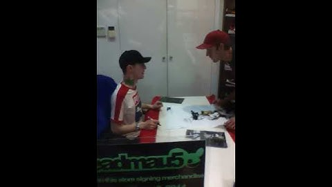 Angry Deadmau5 throwing a pen lid at me!! Chill out mate!! Sydney!!