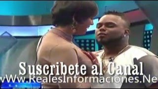 La presentadora Ana carolina y Musicologo calientan las redes con este beso en TV