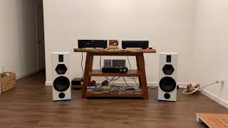 Audio Research Ref. CD8, Melton Audio MKT-88P, Aric Audio Dynalto speakers.