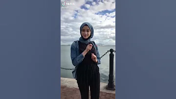 عصفورة يا جمالو عليكي سنيورة 