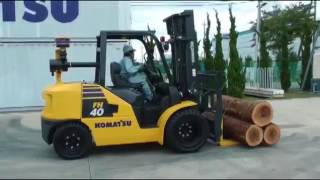 コマツ フォークリフト FH40（丸太を運ぶフォークリフト）