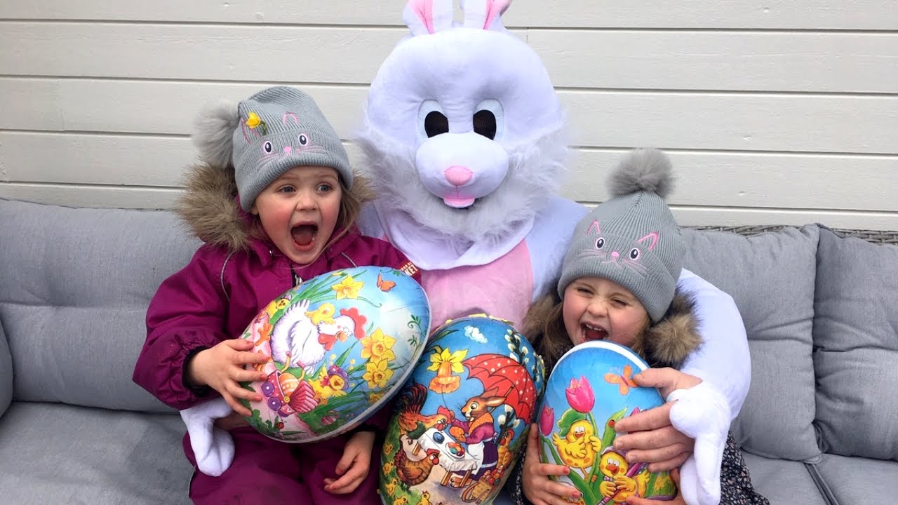 Olivia og Alma får besøk av påskeharen | The Easter bunny comes to visit Olivia and Alma