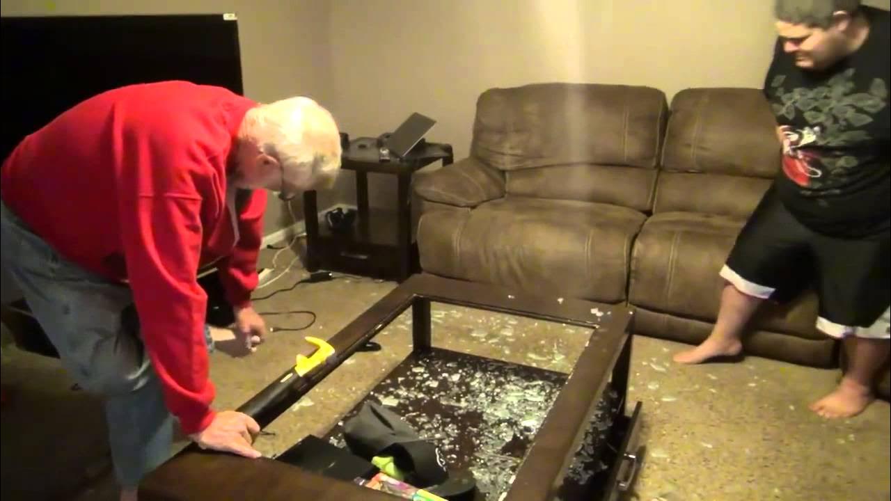 Дед разбил телевизор. Злой дед разгромил. Злой дед сломал ps4. Злой дед разбил телевизор. Злой дед разбил Sony PLAYSTATION.