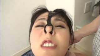 鼻フック罰ゲームで面白い顔をする美女　Beautiful face with funny face in nose hook punishment game