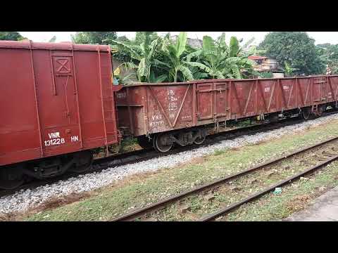 Video Tàu khách YB3 rời Ga Phủ Đức, D10H-009 nằm tránh - youtube
