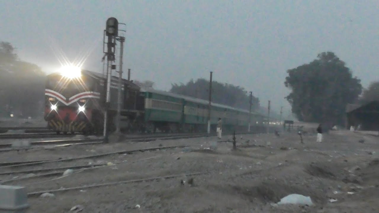age-30-6022-hauling-karachi-express-passing-kot-lakhpat-lahore-at