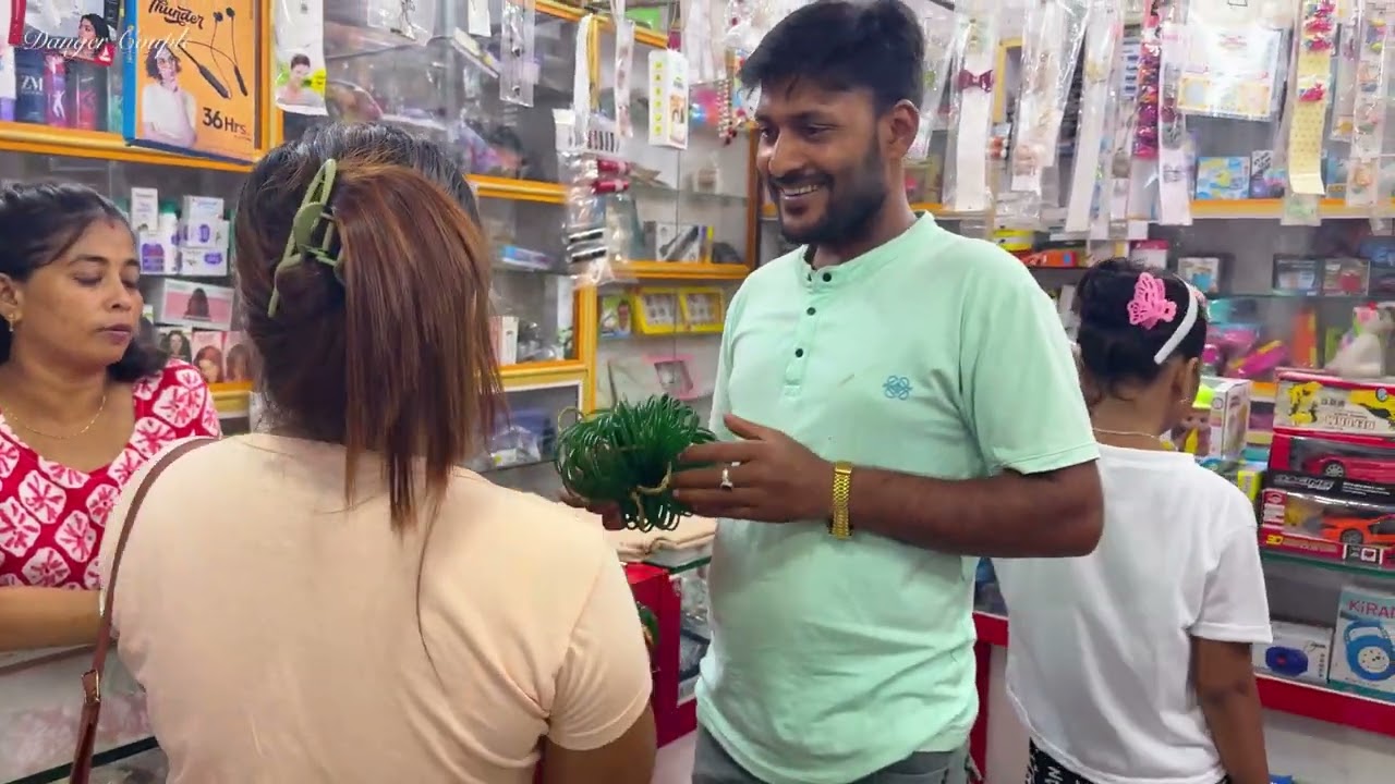 আমার গলু একটু অন্যরকম সেটা একমাত্র আমি জানি 😔