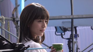 川口春奈、“ホクホク”の笑顔から凛とした表情まで　手元を見ずに一発キャッチも　「Jagabee」新CM