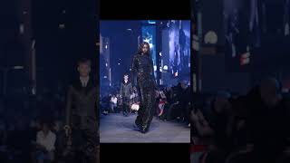 @TomBrady, @ParisHilton, @CindyCrawford, @EmRata… Pour son défilé @Gucci Resort 2027, @Demna