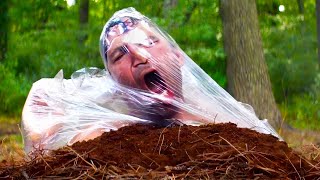 En el futuro, humanos perezosos enterrados vivos y reemplazados por otras versiones de sí mismos.