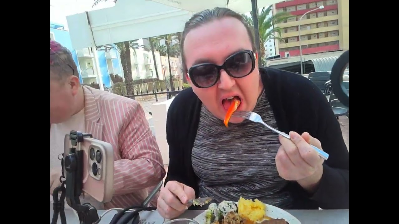 Замечательный воскресный обед в баре Louis в Бенидорме.