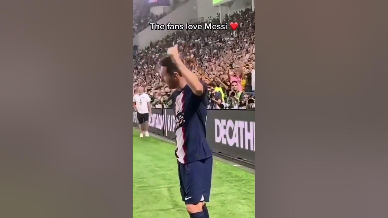 Have you ever watched Messi all shy? Well, now you have 😂❤️  🎥- TW/SaraFCBi