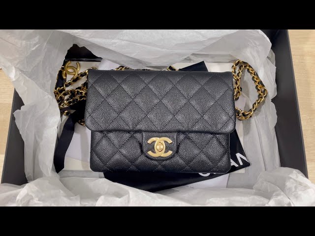 Chanel 23C Tennis Racket Mirror Vanity Clutch with Chain in White & Bl –  Old Trends New Trends