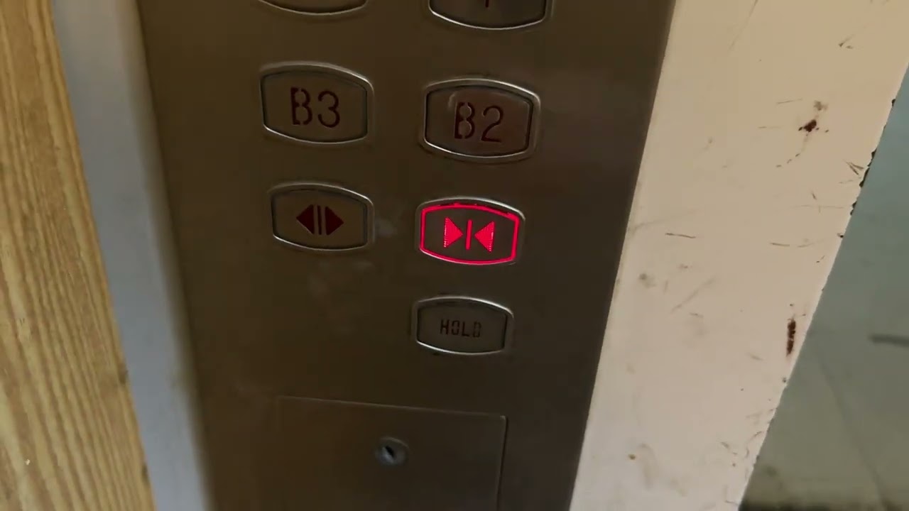 Грузовые лифты Shanghai Mitsubishi Traction в торговом центре Paradise Valley Mall в Пекине, Китай