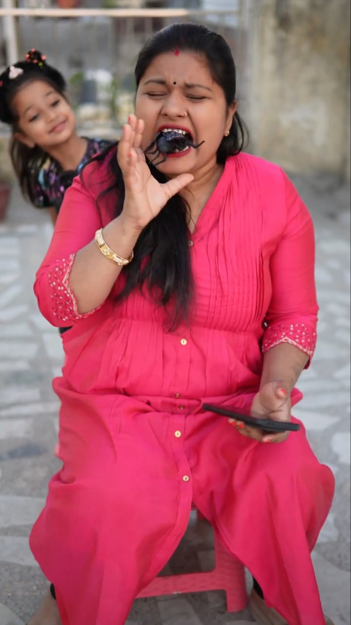 Maha ne khila diya mummy ko ?