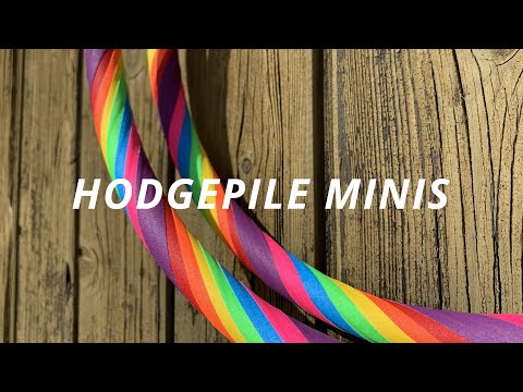 Dieses Video zeigt unsere Regenbogen-Arm-Hoops &quot;Hodgepile Minis&quot; als Nahaufnahme in Bewegung bei Sonnenlicht. Tapes: 12 mm red grip / 12 mm neon orange grip ...