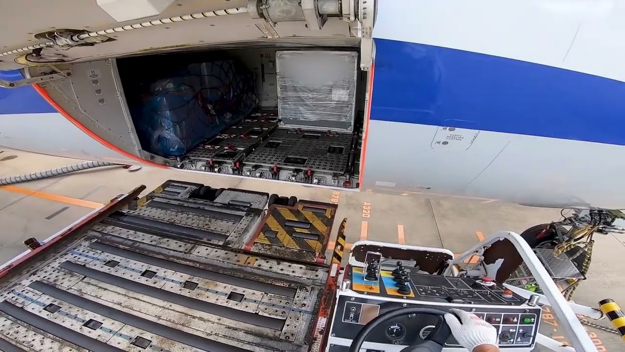 【超貴重映像！】成田空港グラハンスタッフ目線でリアル作業体験！