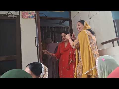 भर भर थाल बांट रहे हो बाबा ई का नंबर मेरा का नंबर मेरा से सालासर के बालाजी तान्या सब बात का बेरा से