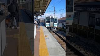 JR東日本長野支社の大糸線の豊科駅に普通列車松本行きが豊科駅に到着する