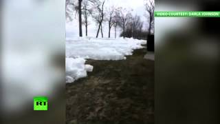 Лед с озера в США подползает к домам (любительское видео)(В американском штате Миннесота произошло необычное явление: под давлением воды лед, сковывавший озеро..., 2013-05-13T09:12:07.000Z)