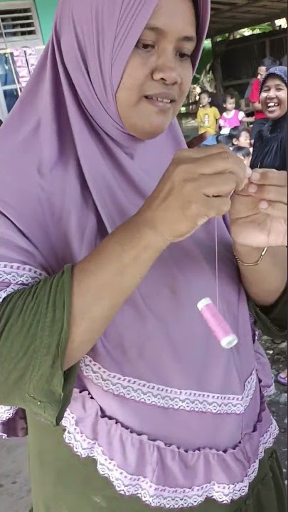 Konsentrasi memasukan benang ke jarum bikin ngakak