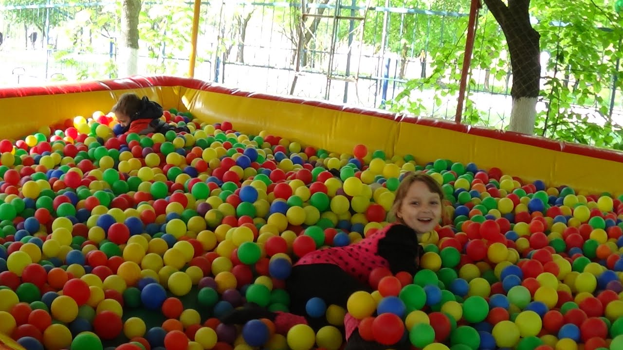Горки шарики бассейн. Бассейн с шарами для игровых комнат. Сухой бассейн с шариками детский развлекательный центр. Разноцветные шарики в бассейне. Детский развлекательный центр горки батуты бассейн с шариками.