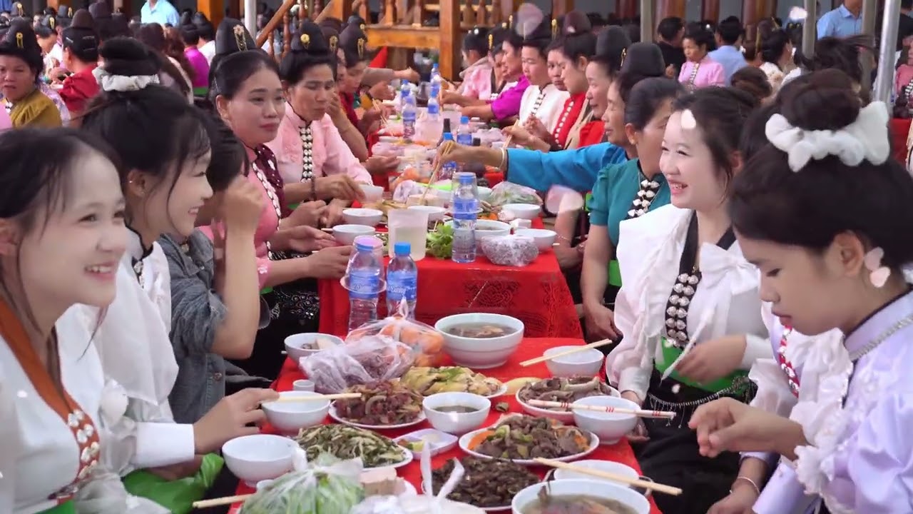 toàn cảnh lễ mừng tân gia ông ;chiếu văn so bà lò thị phương tại bản pa kin xã núa ngam