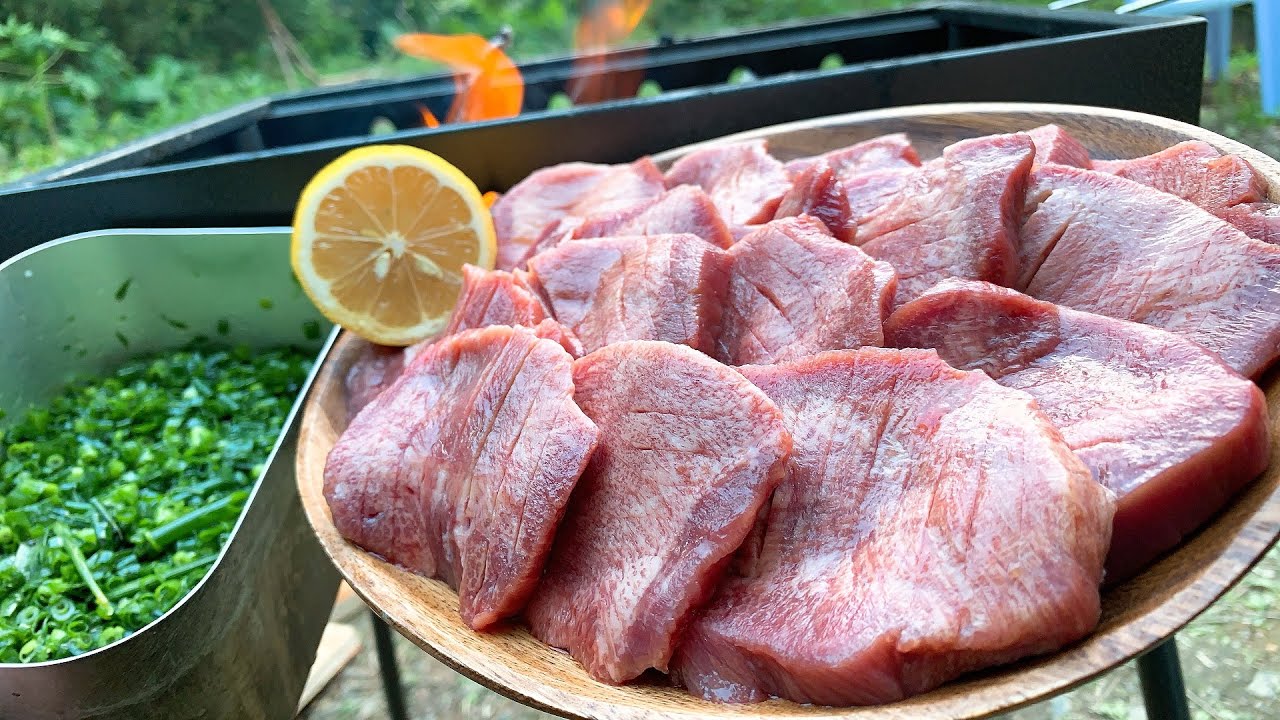 焚火焼き極厚牛タンを青ネギ塩ダレと下ろしポン酢でキメ尽くす！