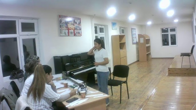 Bir guruh estrada xonandalari külotsiz tort oyoqqa turgan Bir guruh estrada xonandalari külotsiz tort oyoqqa turgan