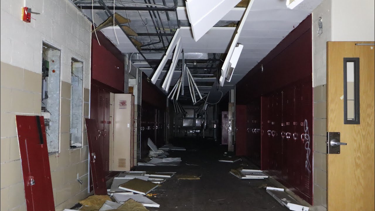EXPLORING AN ABANDONED ELEMENTARY SCHOOL AFTER DARK - YouTube