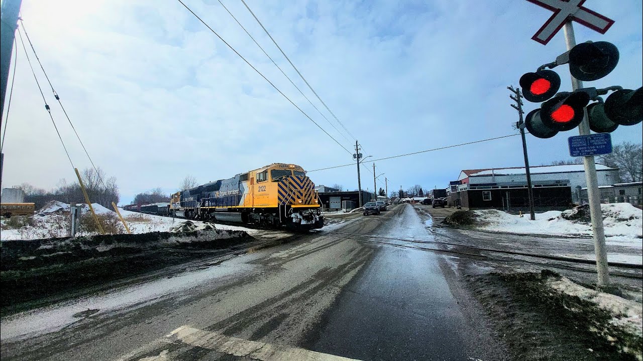 ONR 113 passing by Franklin St with units ONR 2122 leading, and ONR 2120