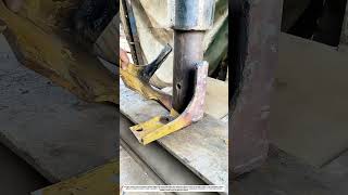 El martillo hidráulico que dobla el acero: Cómo los artesanos transforman chatarra en piezas útiles