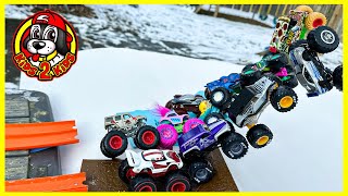 ☃ Monster Jam & Hot Wheels Monster Trucks RACING  Snow Mountain Avalanche Run