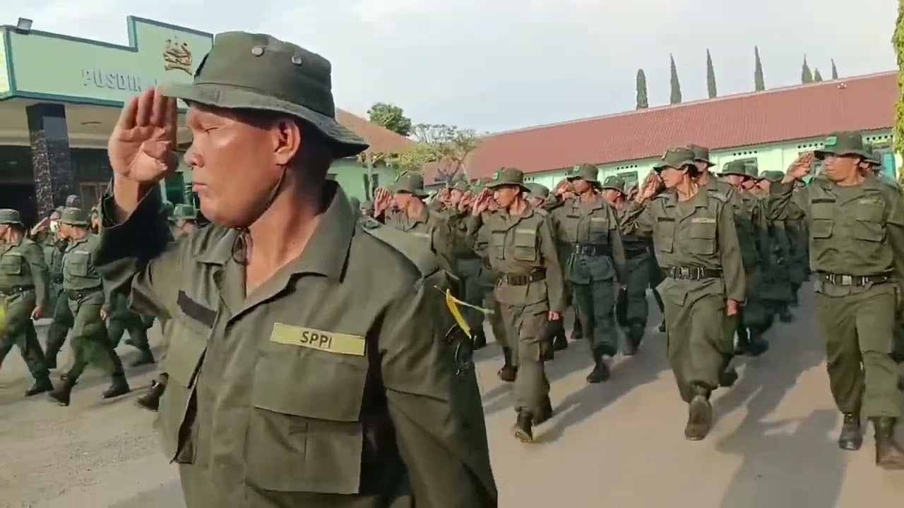 LATIHAN DEFILE SISWA DIKSARMIL SPPI BATCH 3 TAHUN 2025 SATDIK IV-D PUSDIKJAS