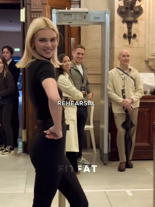 She always gives best walk at L’Oréal Paris 😬#kendalljenner #kendalljenneredits