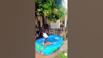 main hujan-hujanan pakai kolam renang hujan hujanan seru #funny #rain