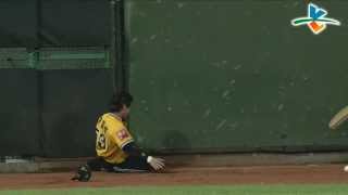 20130908 CPBL 象vs猿 8下 簡富智好拼命接界外球撞牆 蔡明覺竟去檢查牆有沒有被踢壞!
