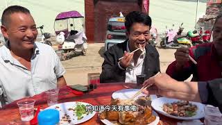 农村传统满月大席，发小喜得贵子，氛围拉满，满满的吃大桌回忆！ #农村吃席 #农村酒席抢菜