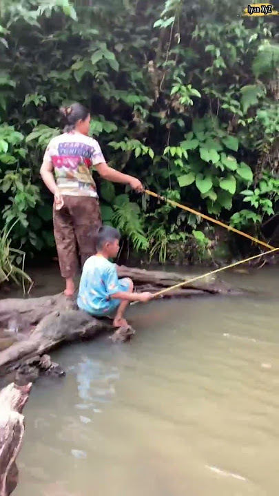 Mancing di air terjun jadi emosi 😭 #sibolang #shorts #iyanxyz